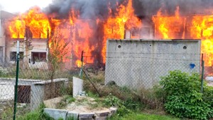 VIDEO: Hrozivý požiar v Bratislave. Ubytovňa zhorela do tla, evakuovať museli aj jasličky