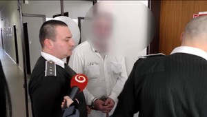 Vyhrážal sa jej smrťou a zlomil jej rebrá. Pred súdom tvrdil, že si to vymyslela