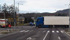 Vodič kamióna nedal prednosť autu, v ktorom sedeli aj deti. 6-ročné dievča previezol do nemocnice vrtuľník