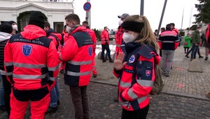 Vláda schválila odmeny pre zdravotníkov. Do pomoci ale nezahrnula vodičov sanitiek