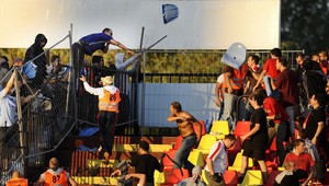 EXKLUZÍVNE VIDEO: Zásah kukláčov na fanúšikov Slovana