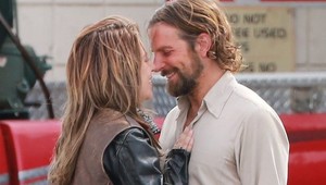 Čerstvý tatko Bradley Cooper vášnivo bozkáva slávnu spevácku kolegyňu. A nevyzerá to na Bad Romance;)