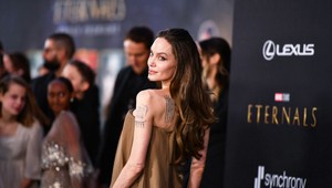 Takýto doplnok ste asi ešte nevideli: Angelina Jolie šokovala na premiére!