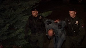 Opitý muž strieľal v bare plnom ľudí. Odniesli si to aj policajti