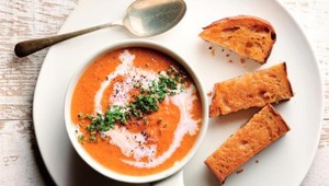 TOP letné jedlo, ktoré si obľúbi celá rodina: Vyskúšajte chutnú polievku z pečených paradajok