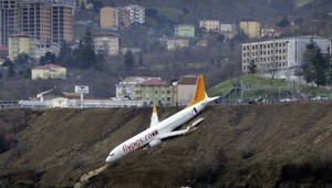 Lietadlo sa skĺzlo z pristávacej dráhy, ostalo stáť na útese nad morom