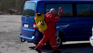 Komplikovaný prieskum zatopenej bane. Ide o vodu, ktorá znečisťuje rieku Slaná