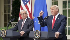 Obchodná vojna medzi USA a EÚ sa zastavila. Trump a Juncker sa dohodli