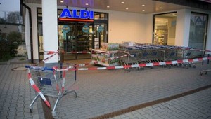 Mladík dobodal pred supermarketom dvoch ľudí. Zadržala ho polícia