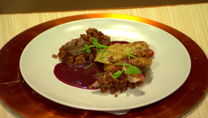 Jahňacia sviečkovica v perníkovej kruste, čučoriedková omáčka, krúpová placka