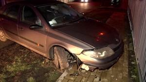 Nezvládol zákrutu, nabral plynovú prípojku a vedľa seba mal nepripútaného mladíka. Pri nehode opäť úradoval alkohol