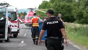FOTO: Vážna nehoda v Lučenci. Motocyklista narazil do auta, krátko pred tým unikal policajtom