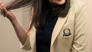 Ľudia zažili šok v hlavnom meste: Potácajúca sa herečka nakoniec spadla pred vlastnou bránou