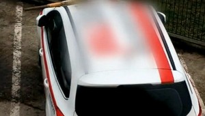 Majiteľ neveril vlastným očiam, čo trčalo z jeho auta