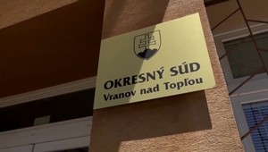 Bezdomovec dobitý na smrť. Rodiny obvinených tomu nechcú veriť