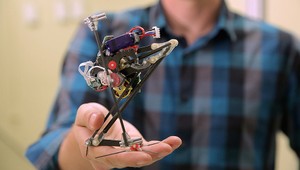 Robot si vystačí aj s jednou nohou: Skáče stále a rád