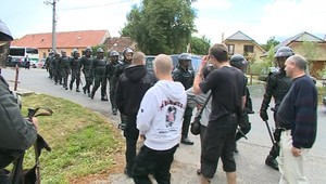 Kotlebovci v Malackách. Rómovia sa zabarikádovali v dome