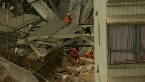 Vo finančnej metropole sa zrútila budova. Pod troskami uviazli desiatky ľudí