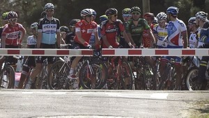 Chceš vyhrať cyklistické Peklo severu? Musíš stihnúť závory hore!