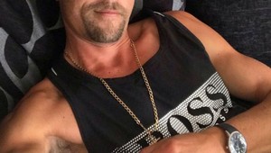 Tohto muža obletujú všetky ženy, no stále je single: Pozrite sa na jeho tvár a pochopíte dôvod