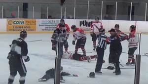 Rozhodca dal hráčovi facku, tréner ho okamžite zložil k zemi!