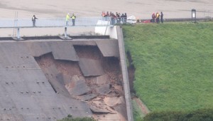 Obyvateľov mestečka museli evakuovať, 6 500 ľuďom hrozí, že prídu o svoje domovy