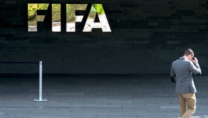 Pred voľbou šéfa FIFA sa zatýkalo, polícia zobrala futbalových funckionárov