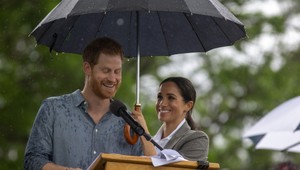 Romantika v daždi. Vojvodkyňa držala princovi dáždnik nad hlavou