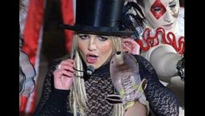 Britney utŕžila kopanec do tváre