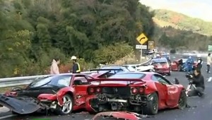 Zrážka boháčov na športiakoch. Na diaľnici do seba vpálilo vyše 11 áut!