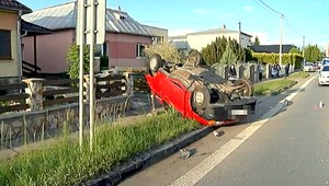 Seniorov delili od domova metre, narazil do nich šofér Volkswagenu