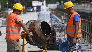 Nepreparkovať auto sa nevypláca. Cestári ho na mieste zabetónovali