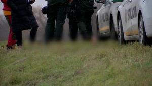 Poľovník našiel na hrádzi mŕtveho muža. Na krku mal utiahnuté tri jednorázové sťahovacie pásky