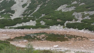 Turisti vo Vysokých Tatrách sú zaskočení. Skalnaté pleso je takmer bez vody