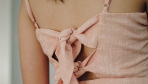 Kráska chcela svoje šťastné šaty expresne predať: Jej vtipný inzerát ženy vysmiali