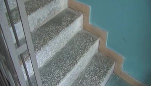 Žena s psychickými problémami vytápala susedov. Na policajtov zaútočila nožom