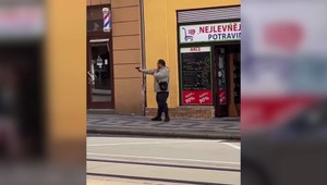 VIDEO: Muž sa v Prahe prechádzal s falošnou zbraňou a mieril na ľudí