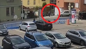 Desivé zábery z Česka: Muž zrazil svoje dvojča, doraziť ho chcel golfovou palicou