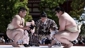 Čie dieťa kričí najviac? Pozrite sa na netradičnú japonskú súťaž, kde sa sumo snaží rozplakať deti