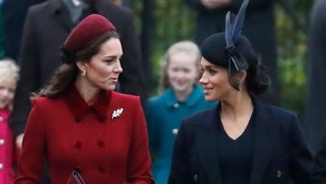 Meghan neustále vzdoruje, prišla nečakaná pomoc od Kate