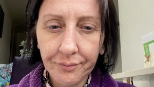 Rozvod po 18 rokoch ju totálne zničil, pomohla jej premena: Neuveríte, ako dnes Emma vyzerá!