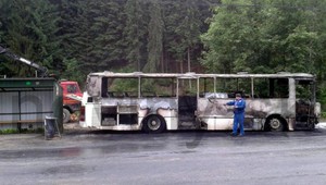 V Čadci podpálili autobus SAD, zhorel do tla