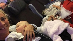 Dcéra slávneho miliardára lieta s troma malými deťmi v ekonomickej triede