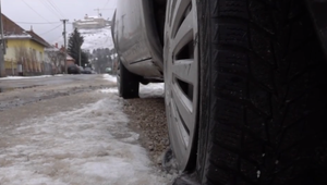 Zamaskovaný starosta mal prerezať poslankyni pneumatiky na aute