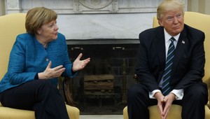 Trápny moment v Bielom dome: Trump nepodal nemeckej kancelárke ruku