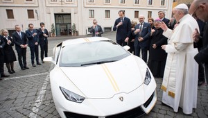 Pápež František dostal nové Lamborghini, no voziť sa v ňom nebude