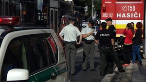 Muža (72) vliekla električka v Bratislave desiatky metrov