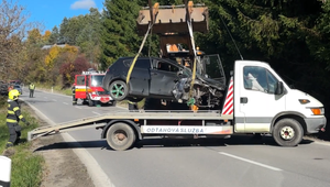 Predbiehanie sa skončilo zrážkou. Počas nehody pri Malých Ledniciach sa zranili dve osoby
