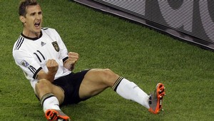 Klose sa blíži k Müllerovmu rekordu, Turci bučali na Ozila