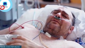 Koronavírus ho takmer zabil. Českého taxikára, ktorému podali experimentálny liek, prepustili domov